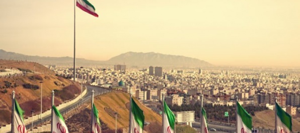 Polícia v hlavnom meste Iránu sľubuje, že za porušenie pravidiel odievania už nebude zatýkať
