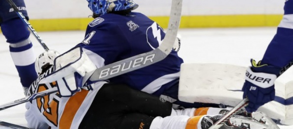 Video: Budaj sa zranil v bránke Tampy Bay, Sekera asistoval pri prehre s Chicagom