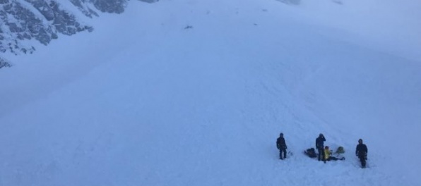 Horolezcov na Ďumbieri strhla lavína, jeden si poranil nohu a nedokázal pokračovať do bezpečia