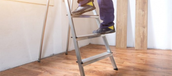 Práca na rebríku skončila tragicky, muž z Čakajoviec padol z päťmetrovej výšky