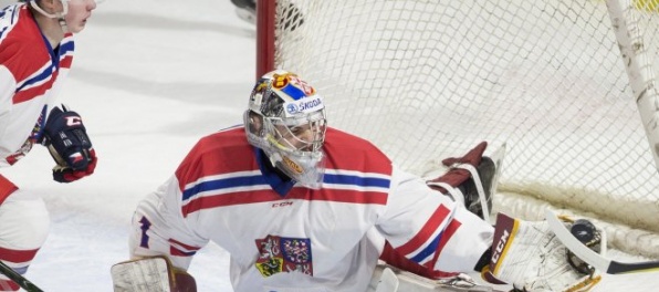 Video: Česi na MS v hokeji do 20 rokov zdolali Švajčiarov, Američania v gólovej prestrelke Fínov