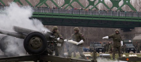 Vojaci privítali rok 2018 vypálením sálv, prvýkrát im velila žena, profesionálna vojačka