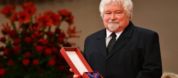 Český expredseda vlády Pithart vníma slovenské vyznamenanie od Kisku ako paradox