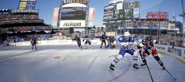 Video: „Jazdci“ z New Yorku porazili Buffalo, NHL Winter Classic uvideli desaťtisíce ľudí naživo