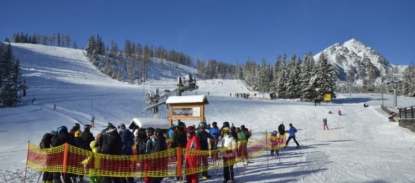 Koniec roka strávili Slováci na lyžovačke v Tatrách, zjazdovky odolali výkyvom počasia