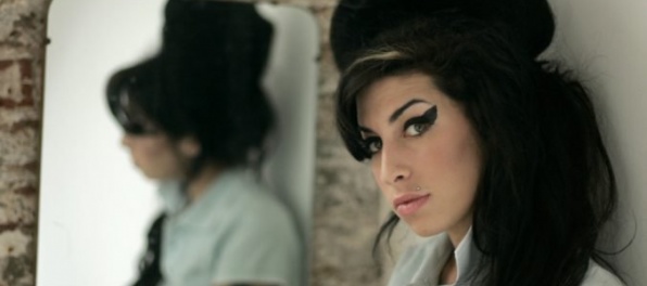 Otec Amy Winehouse verí, že ho navštevuje duch jeho dcéry