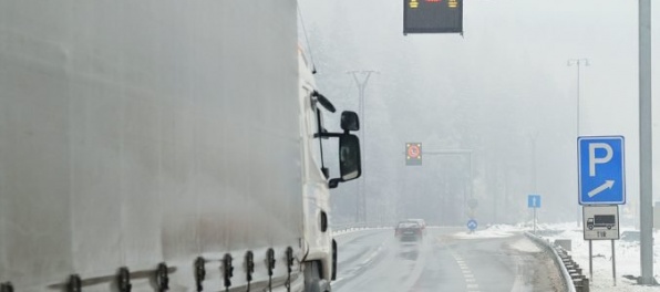 Nákladné vozidlá pre husté sneženie cez Šturec, Donovaly a Šútovce nepustia