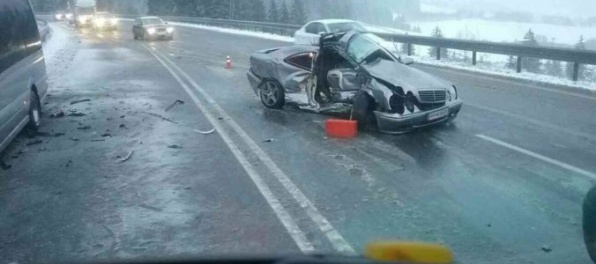 Foto: Pri Jasenovej sa zrazil mikrobus s autom, na miesto nehody smeroval aj evakuačný autobus