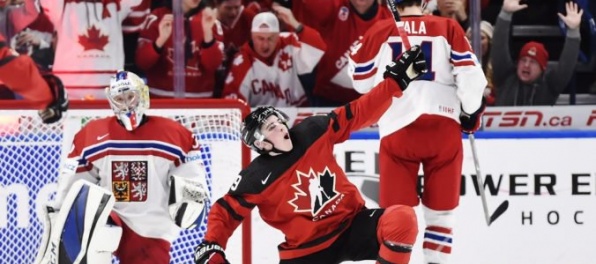 Video: Kanaďania v semifinále MS v hokeji do 20 rokov zničili Čechov, v súboji o zlato vyzvú Švédov