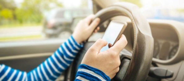 Polícia si viac posvieti na telefóny u vodičov, Kaliňák vyzdvihol kampaň Vidieť a byť videný