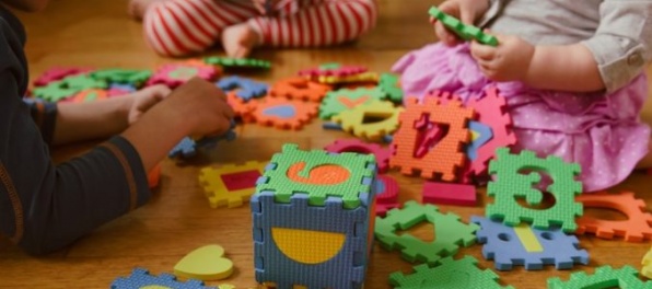 Jasle sú dostupné aj pre nepracujúcich rodičov, takáto služba je však obmedzená