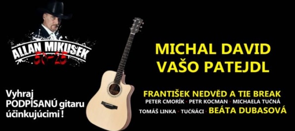 Allan Mikušek, Michal David a Vašo Patejdl odovzdajú fanúšikovi gitaru podpísanú legendami