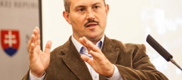 Kotleba navrhuje znížiť počet poslancov zo 150 na 100 a adresoval výzvu Sulíkovi