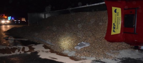 Foto: Na D1 sa prevrátil kamión, diaľnica bola v smere do Bratislavy neprejazdná (aktualizované)