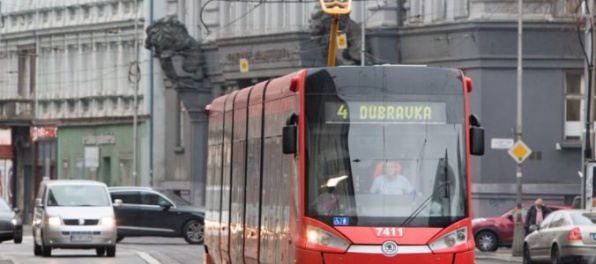 Chodca v Dúbravke zrazila električka, polícia hľada svedkov dopravnej nehody