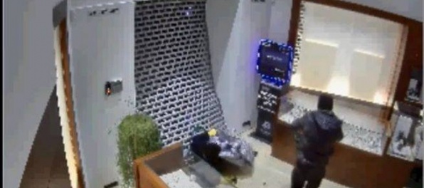 Video: Polícia žiada o pomoc pri objasňovaní krádeže v klenotníctve v Bratislave