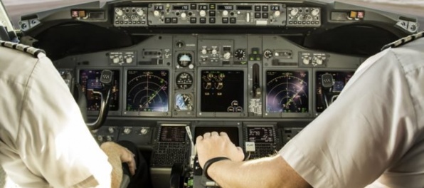 Pilot vraj dal kopilotke počas hádky facku, letecká spoločnosť zamestnancov prepustila