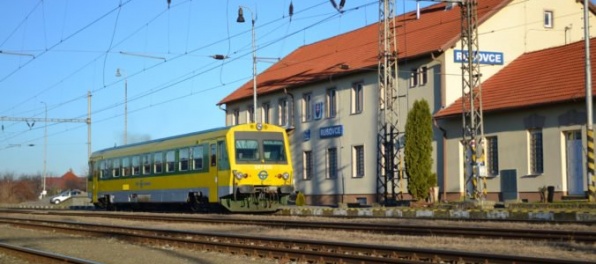 O vlaky z Petržalky do Rajky je záujem, minister Érsek chce naďalej podporovať železnicu