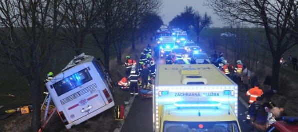 Pri Prahe sa autobus zrazil s autom a narazil do stromu, traja ľudia zahynuli a ďalší sa zranili