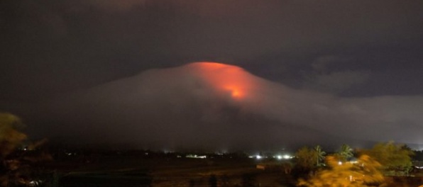 Video: Sopka Mayon chrlí lávu, evakuovali tisícky ľudí