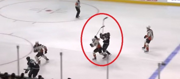 Video: Cogliano dostal stopku za úder do Kempeho hlavy, jeho „železná“ séria v NHL sa skončila