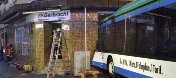 Školský autobus bez brzdenia narazil do domu, deti odvážali do nemocnice vrtuľníky