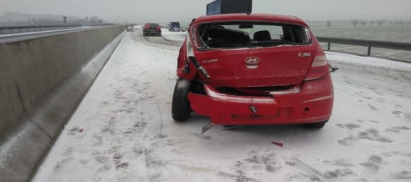 Aktualizované: Počasie narobilo problémy na cestách, stali sa desiatky nehôd a R1 uzatvorili