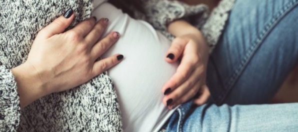 Mladá žena predstierala tehotenstvo, od Petra vylákala tisícky eur