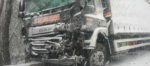 Foto: Hromadná dopravná nehoda v okrese Púchov, cesta bola uzavretá