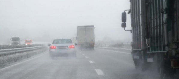 Česká republika hlási viac ako sto havárií na cestách, najmenej desať zranených