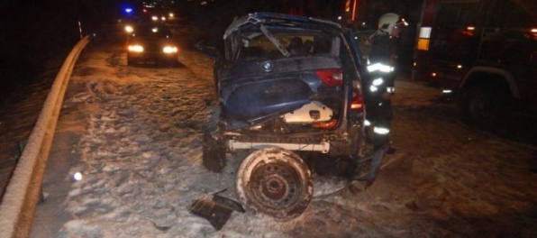 Foto: Vodič BMW dostal na zasneženej ceste šmyk a neprežil zrážku so smetiarskym autom