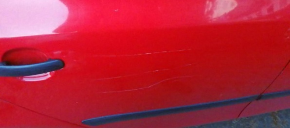 Foto: Tínedžeri doškriabali auto kameňom, už sú obvinení