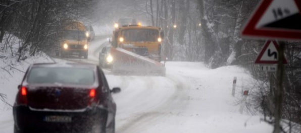 Aktualizované: Cestárov pod Tatrami potrápil sneh a záveje, Vernár bol pre kamióny neprejazdný