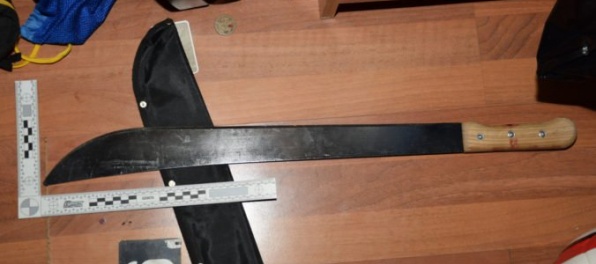 Foto: Šestnásťročný chlapec z okresu Partizánske trikrát bodol matku do krku