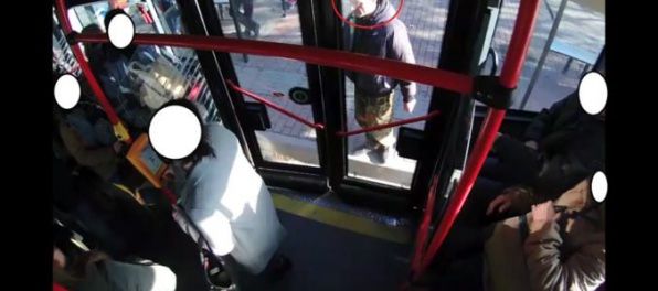Foto: Hľadajú muža, ktorý rozbil dvere na autobuse MHD