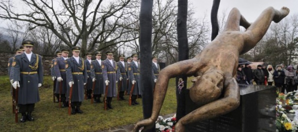 Letecká tragédia vojakov pri obci Hejce zostane čiernym dňom Ozbrojených síl SR, vyhlásil Gajdoš