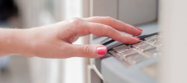 Slovenská polícia bojuje proti hoaxom, vyjadrila sa k zadaniu PIN kódu odzadu pri bankomate