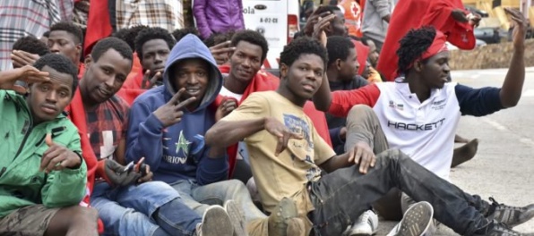 Migranti si po sprísnení kontrol v Líbyi a Turecku našli novú cestu do Európy