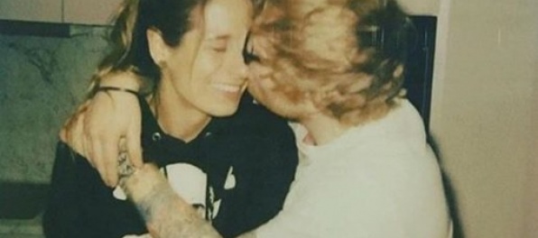 Spevák Ed Sheeran fotografiou na Instagrame oznámil, že je zasnúbený s priateľkou
