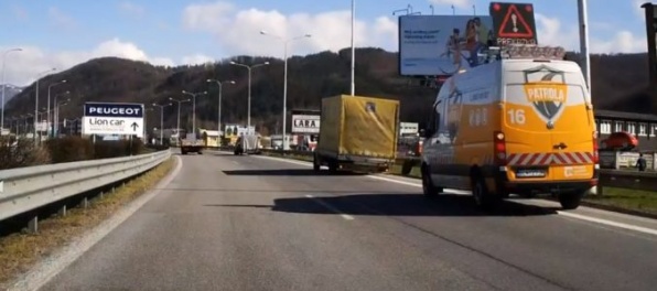 Diaľničnú patrolu využilo čoraz viac vodičov, hliadky usmerňovali aj chodcov a autá v protismere