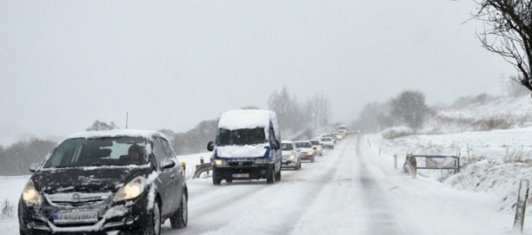 Na Donovaloch husto sneží, na viacerých úsekoch sú obmedzenia pre nákladnú dopravu