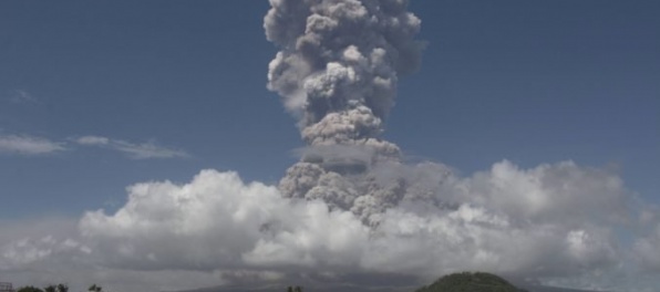 Filipínska sopka Mayon sa opäť ozvala, úrady preto zvýšili stupeň ohrozenia