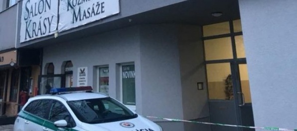 Foto: Polícia našla po streľbe v Petržalke mŕtvu ženu a muža, nachádzalo sa pri nich aj dieťa