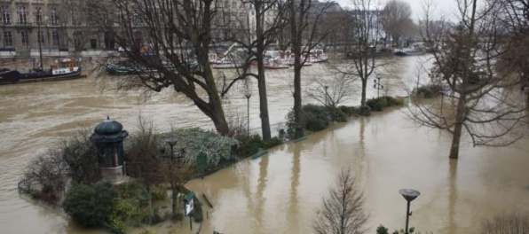 Paríž bojuje s vodou, hladina rieky Seina stúpla o vyše tri metre