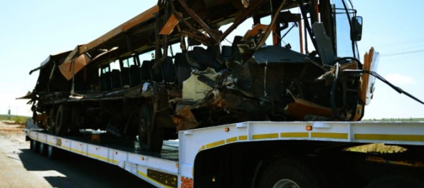 Školský autobus sa zrazil s nákladným autom blízko Johannesburgu, zranilo sa približne 100 detí