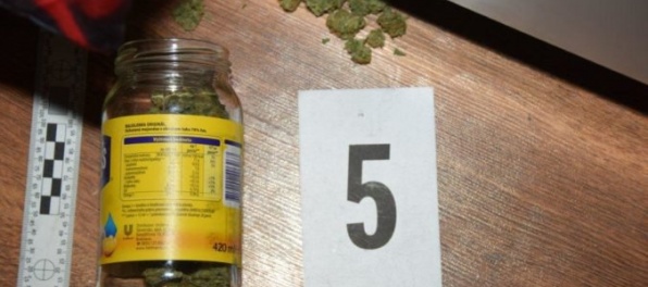 Na protidrogovej akcii v Malackách zaistila polícia marihuanu a pervitín, obvinili troch dílerov