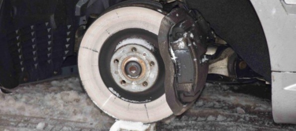 Foto: Z autá zmizli všetky kolesá, po zlodejovi pátra polícia