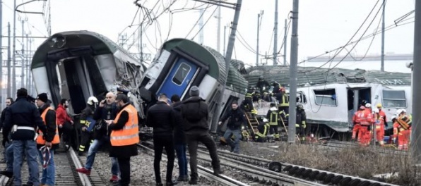 Foto: Pri Miláne sa vykoľajil vlak so stovkami pasažierov, nehoda si vyžiadala obete