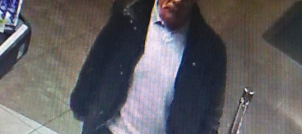 Foto: Policajti objasňujú krádeže peňaženiek, hľadajú neznámeho muža