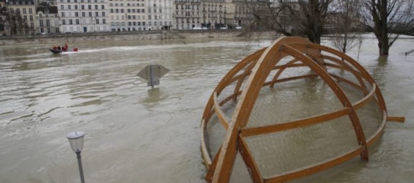 Video: Hladina Seiny v Paríži dosiahla vrchol, Normandii hrozia záplavy